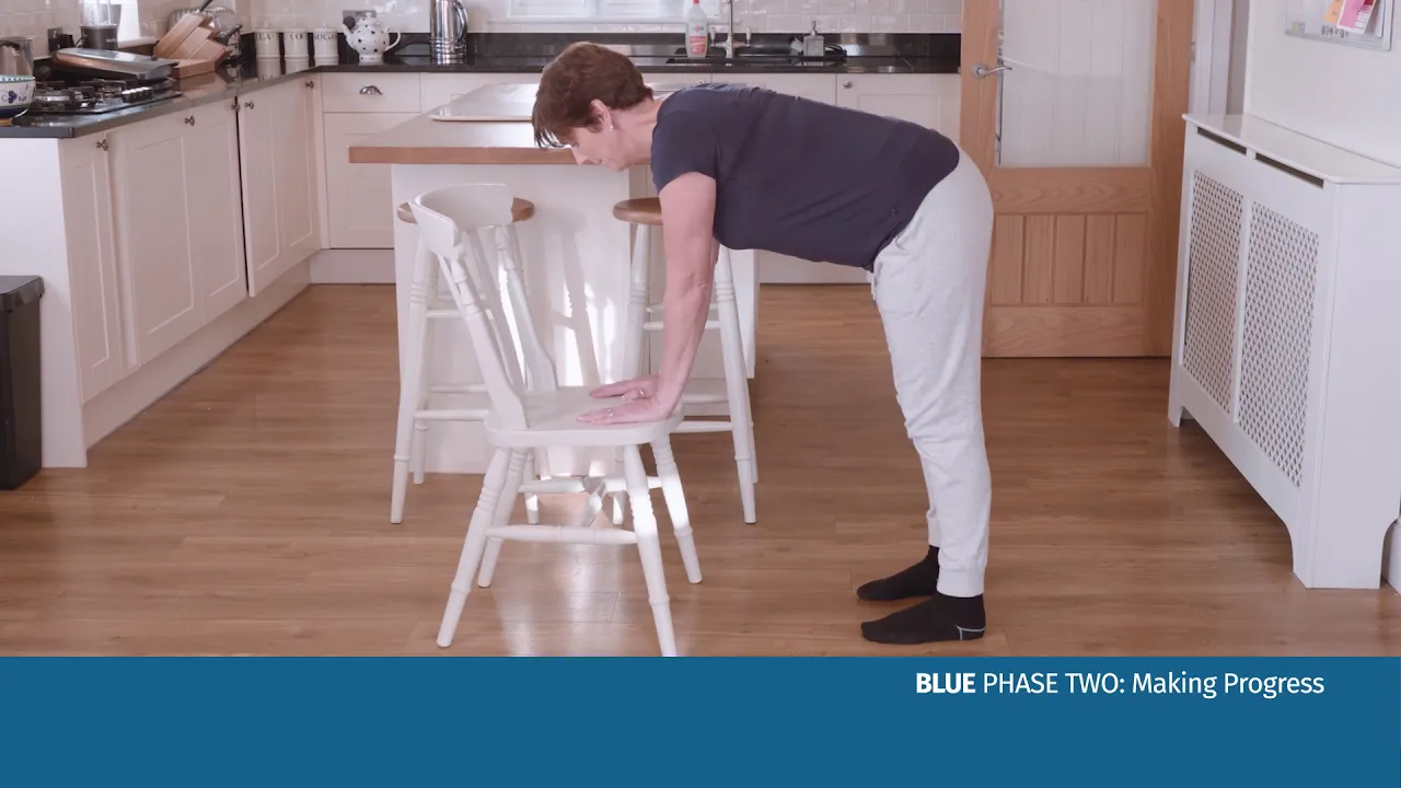 sandalyenin üzerine eğilen bir kadın