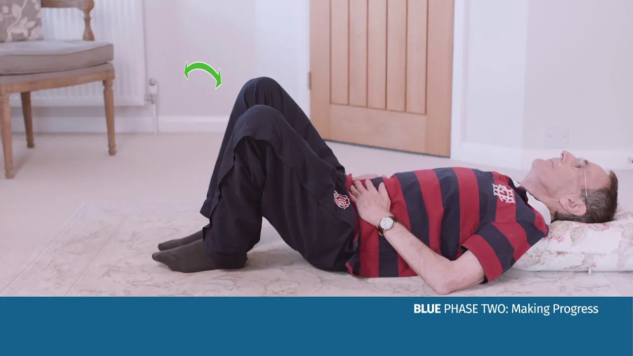 yerde egzersiz yapan bir kişi