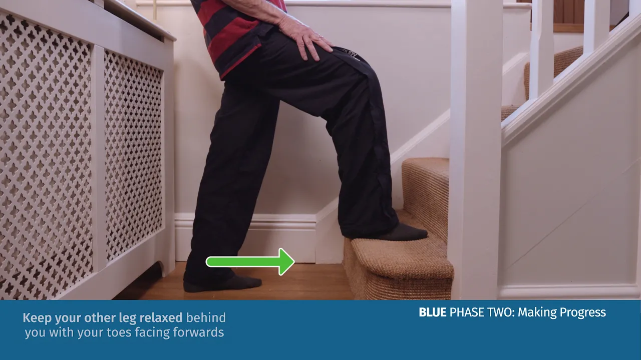 merdivenlerde yürüyen bir kişi