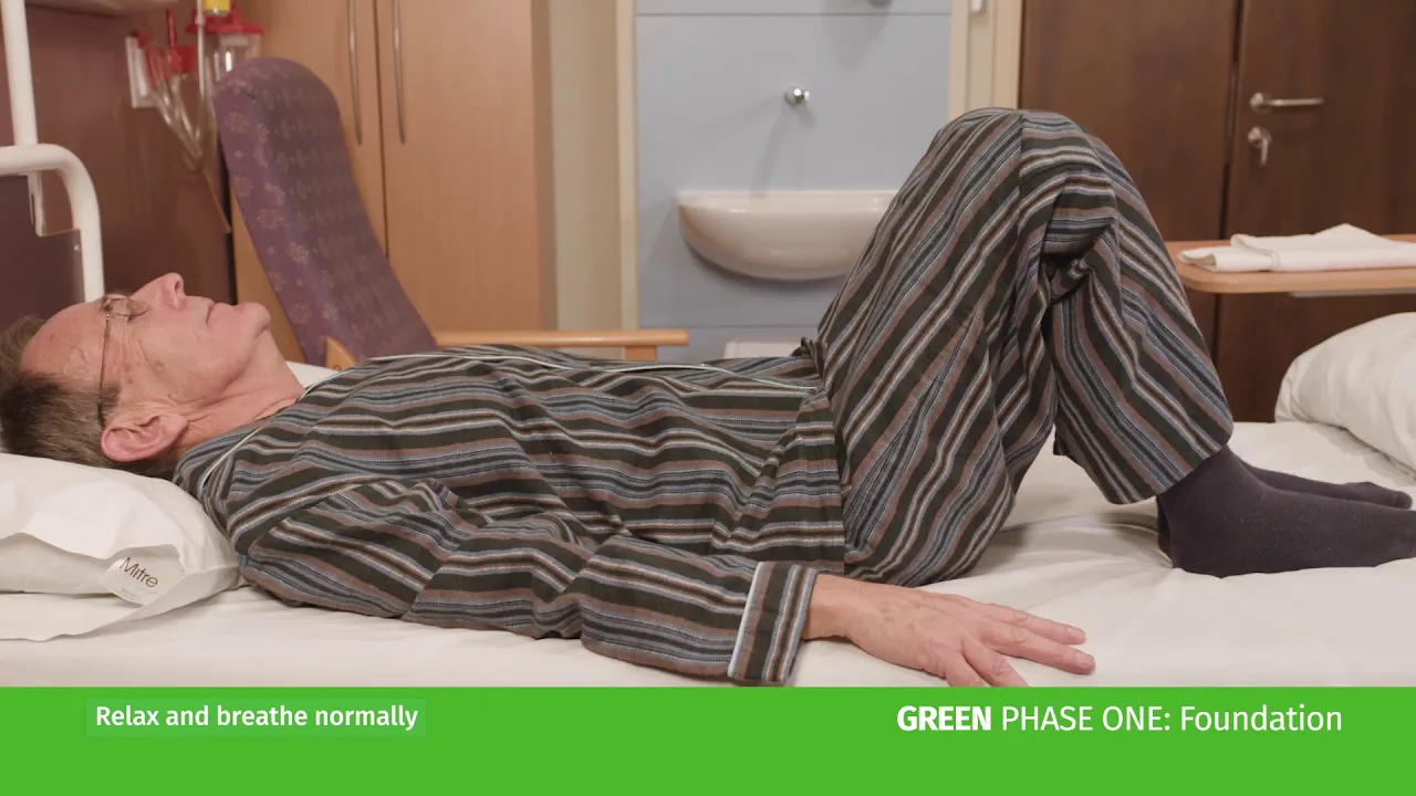 uma pessoa deitada em uma cama