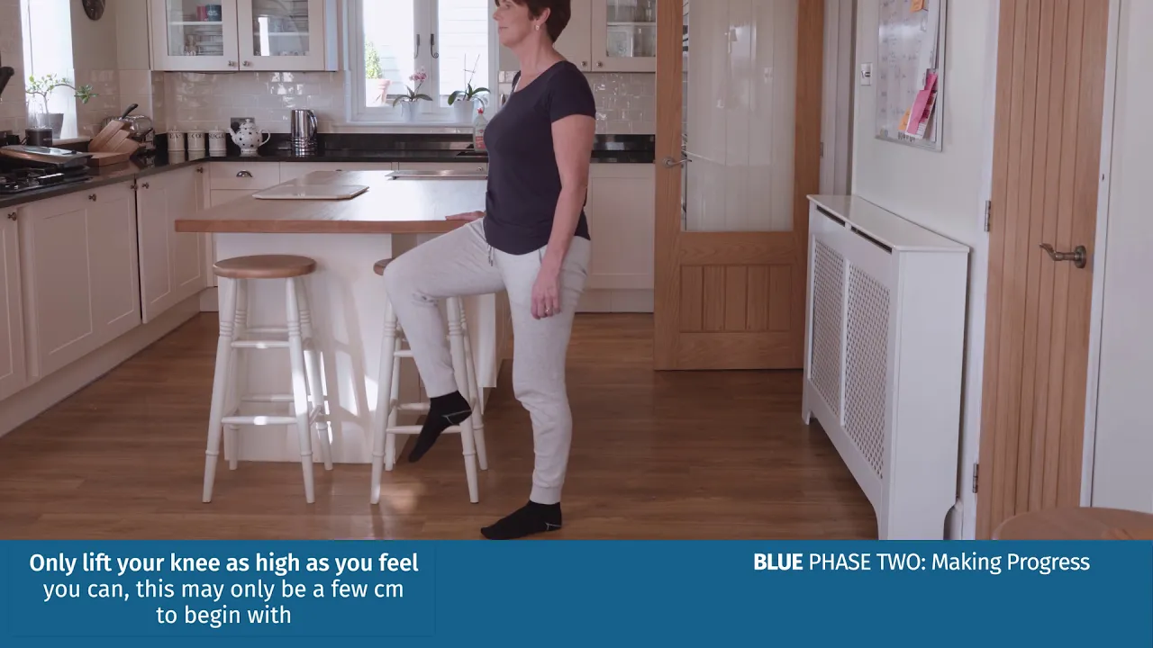 mutfakta duran bir kişi