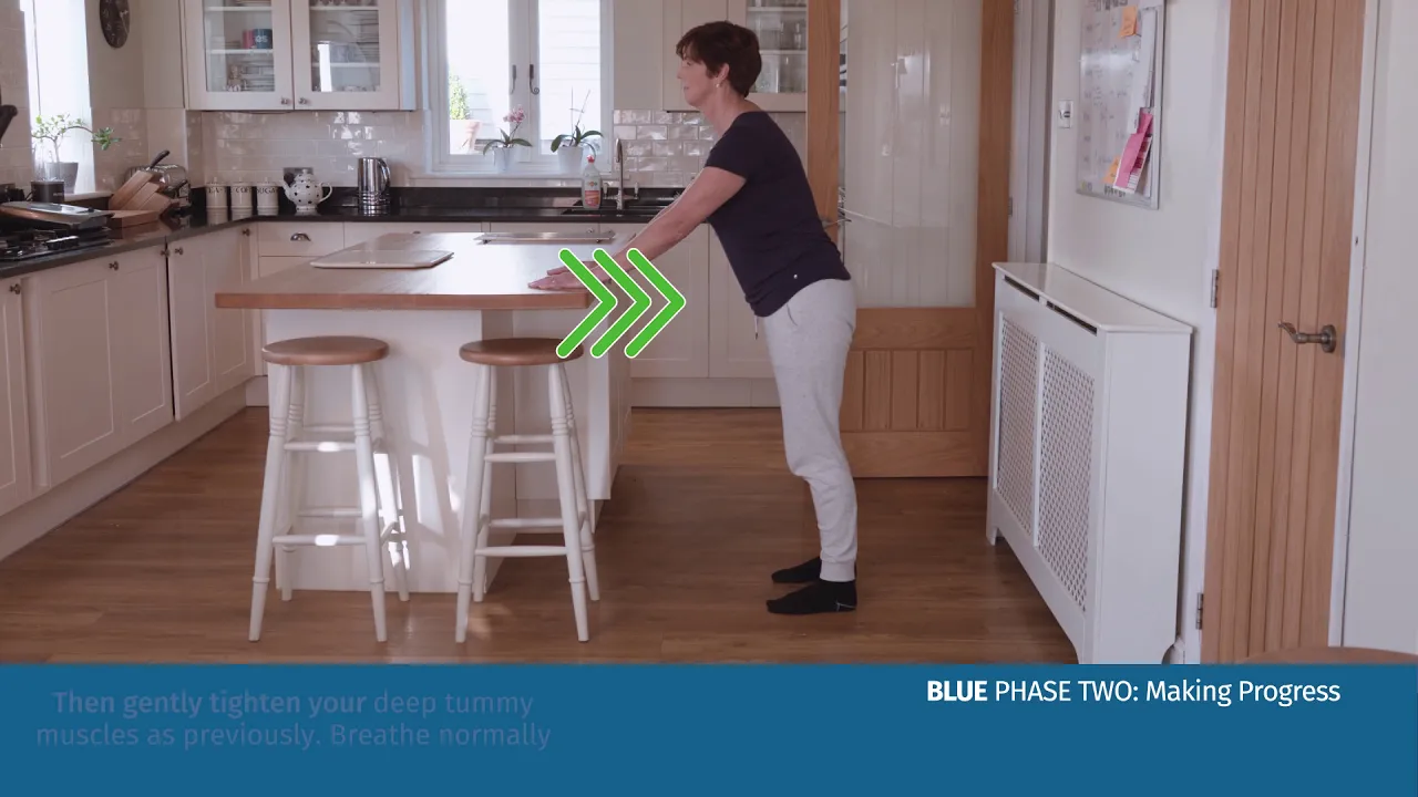 mutfakta duran bir kişi