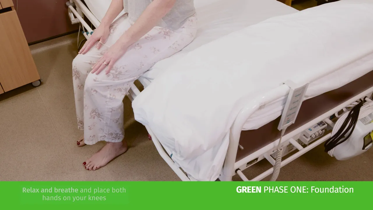 uma pessoa em uma cama de hospital