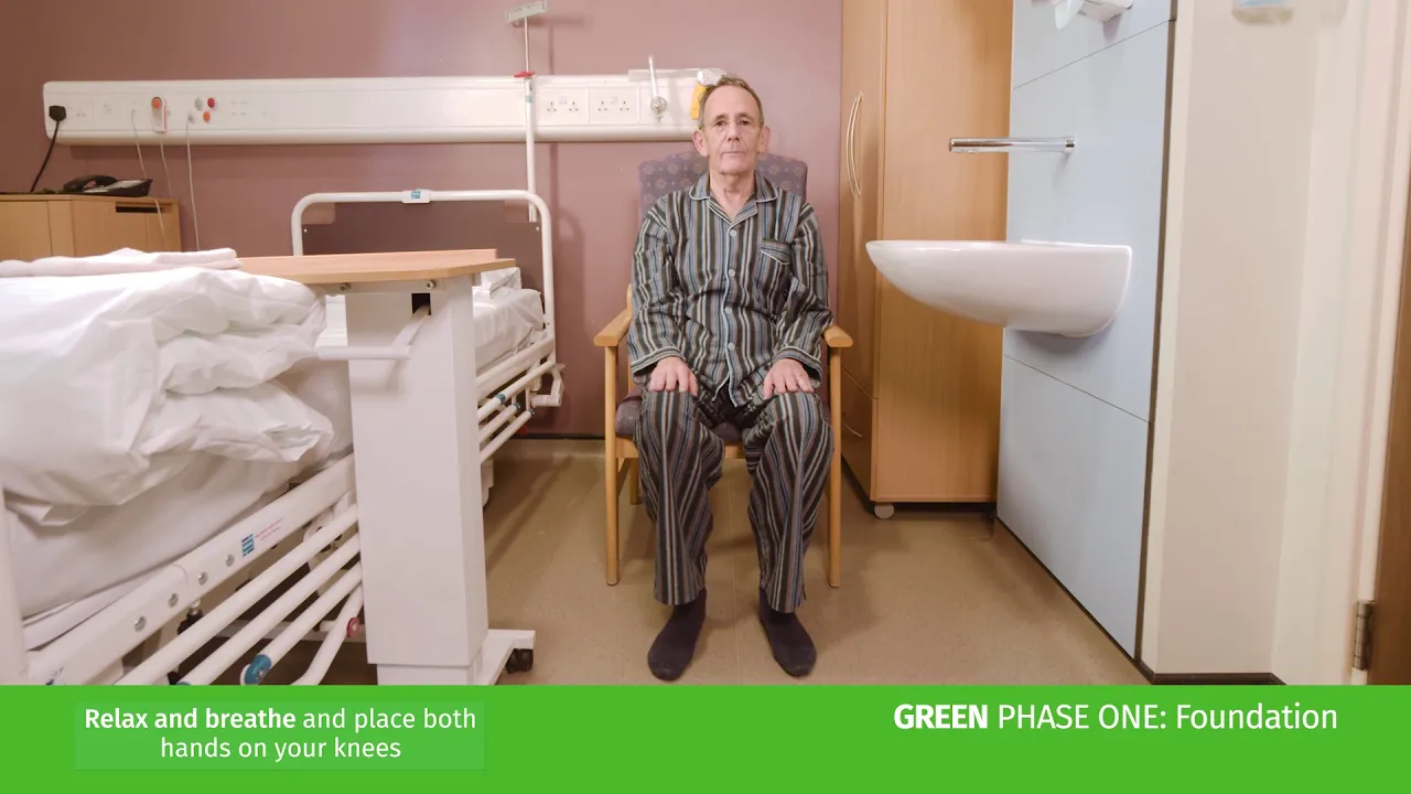 um homem sentado em uma cadeira