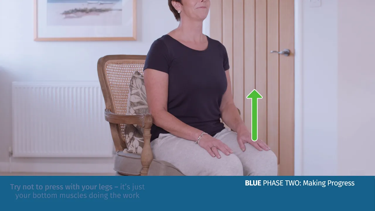 sandalyede oturan bir kişi