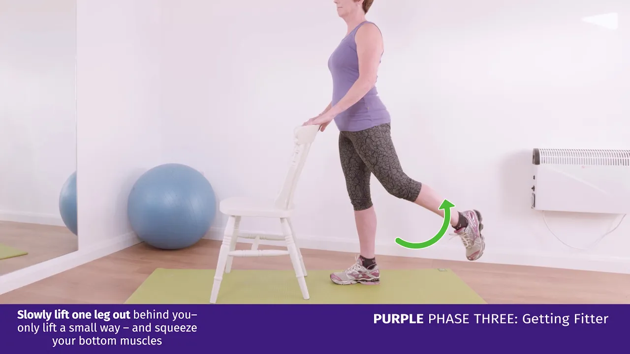 uma mulher fazendo um exercício