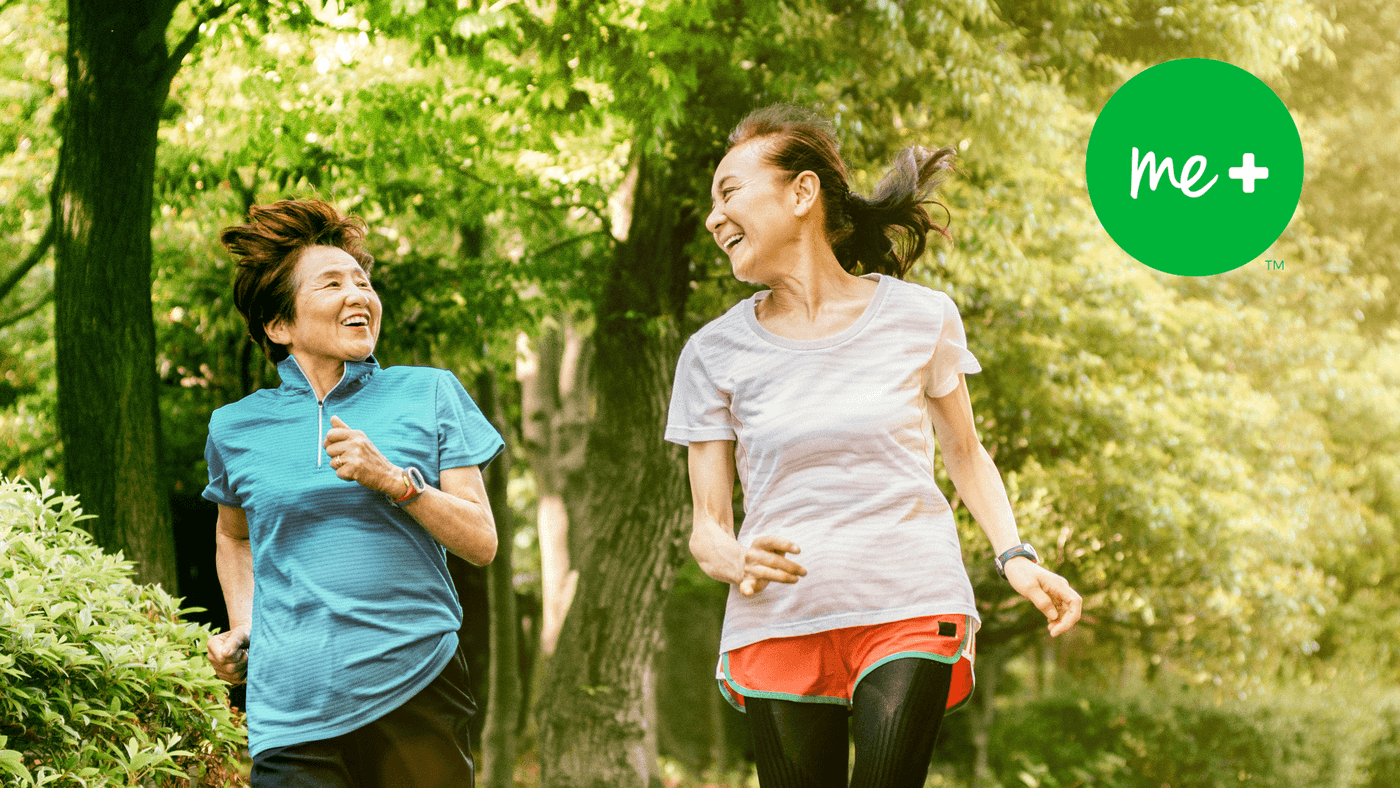 森の中でフリスビーをする女性カップル