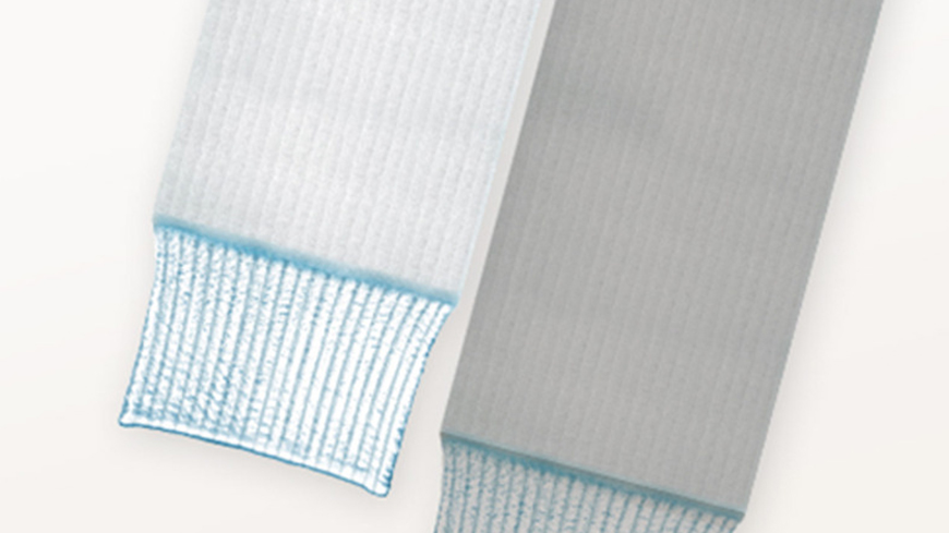 un gros plan d’une serviette à rayures bleues et blanches