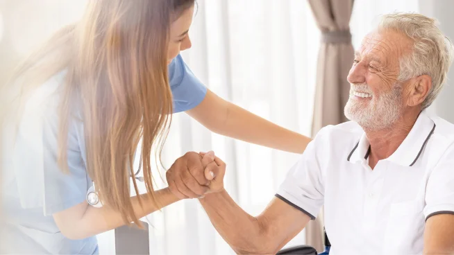 Ein Mann und eine Frau schütteln sich die Hände