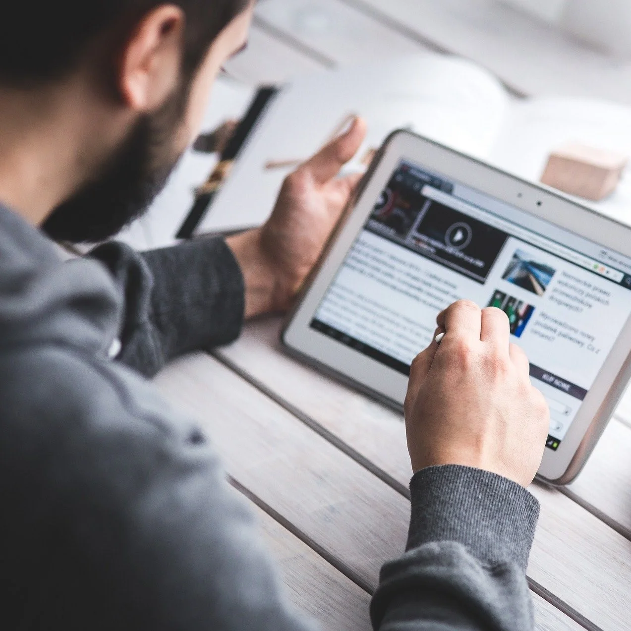 Ein Mann benutzt ein Tablet